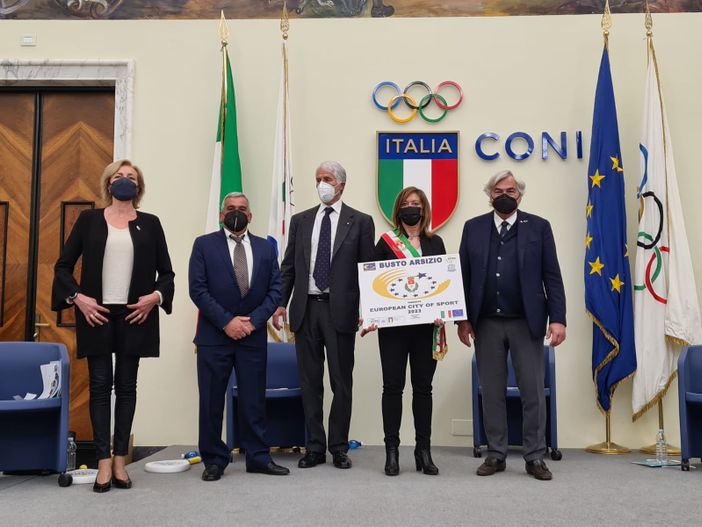 L'assessore Laura Rogora era presente con il consigliere Orazio Tallarida alla cerimonia del Coni: da sinistra l'atleta Francesca Bortolozzi, Tallarida, Giovanni Malagò, Rogora e Gian Francesco Lupattelli
