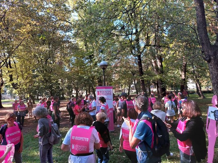VIDEO E FOTO. Un centinaio di persone hanno attraversato la Valle per “rompere il silenzio” sulla violenza