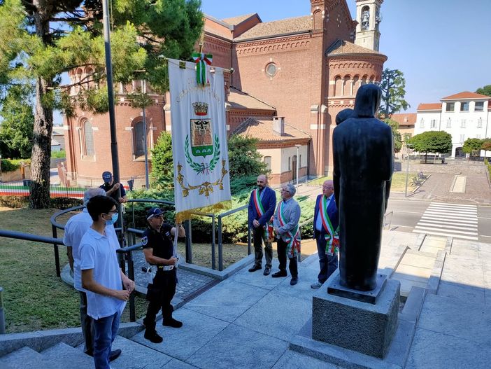 La foto della cerimonia pubblicata da Massimo Poliseno La foto della cerimonia pubblicata da Massimo Poliseno
