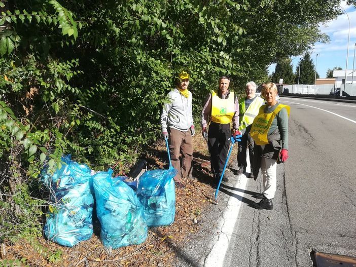 Genitori e figli al lavoro per pulire parco e vie di Castellanza