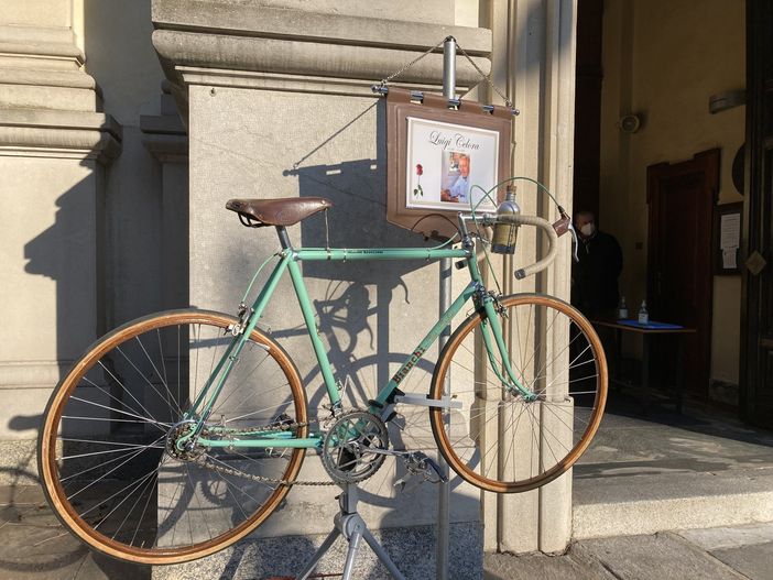 La &quot;Bianchi&quot; davanti alla chiesa di San Giuseppe e l'omelia del parroco