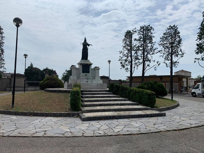 Il cimitero di Castano Primo nella foto postata dal sindaco Il cimitero di Castano Primo nella foto postata dal sindaco