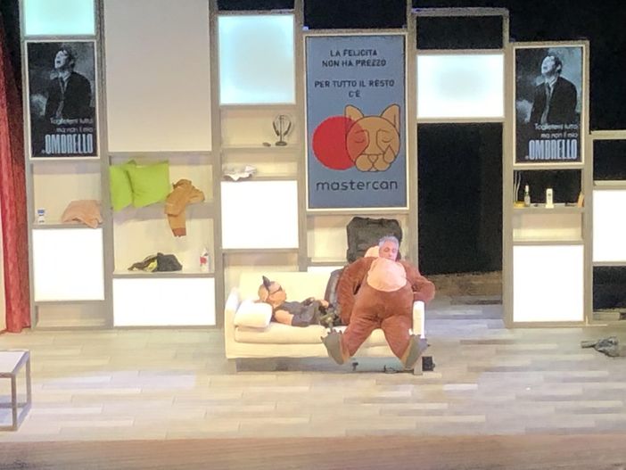 La verità della coppia De Laurentis-Max Pisu scatena il pubblico del Manzoni La verità della coppia De Laurentis-Max Pisu scatena il pubblico del Manzoni