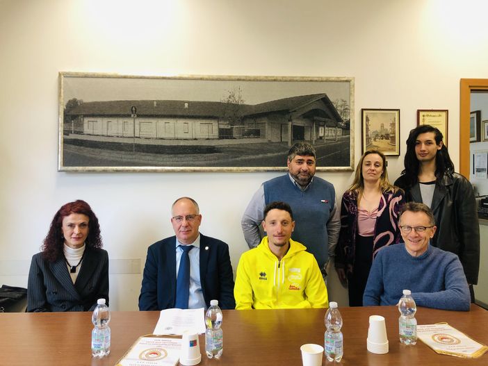 VIDEO. Le Cuffie colorate vogliono comprare casa. In passerella per aiutarle VIDEO. Le Cuffie colorate vogliono comprare casa. In passerella per aiutarle