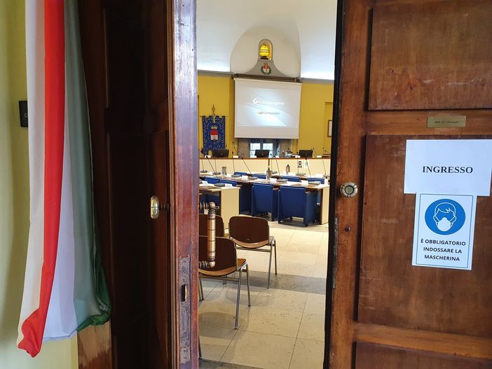 Il Consiglio riapre le porte al pubblico. Sotto, Laura Rogora e Simone Orsi Il Consiglio riapre le porte al pubblico. Sotto, Laura Rogora e Simone Orsi