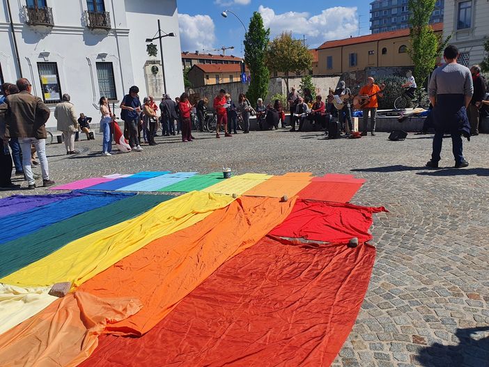 Canti e una grande bandiera della pace, l’altra piazza di Busto. «Il nostro 25 aprile lontano dal palazzo»