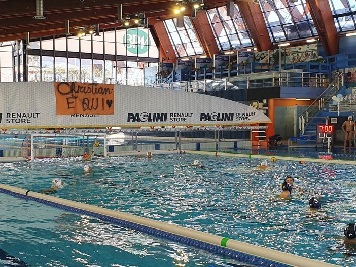 Lo striscione per Cristian esposto in piscina