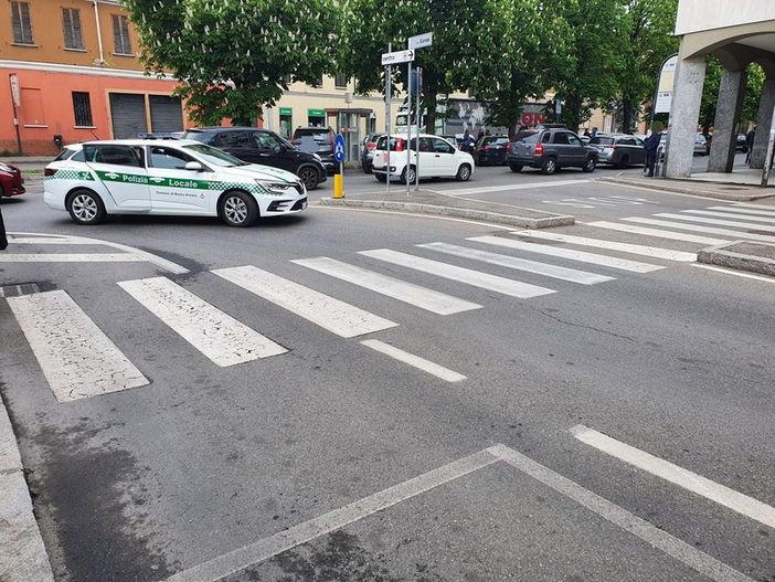 Donna investita a Busto, i passanti sollevano l’auto di peso per aiutarla Donna investita a Busto, i passanti sollevano l’auto di peso per aiutarla
