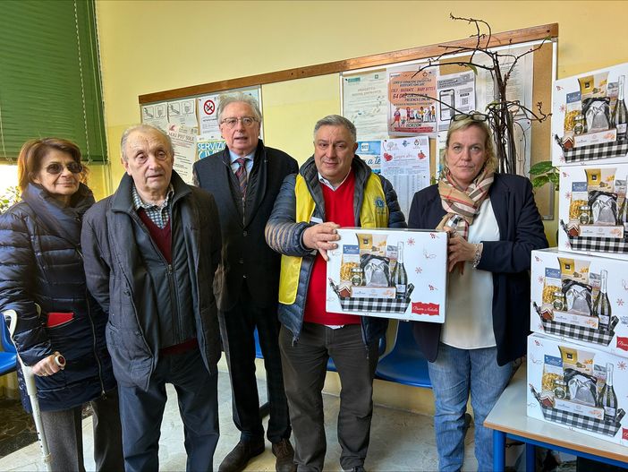 Il Lions Club Castellanza Malpensa dona oltre 20 cesti per gli anziani di Busto: «Un gesto simbolico di vicinanza ai cittadini più soli e fragili»