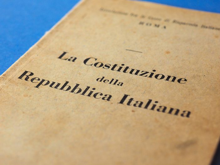 Conoscere per crescere: la Costituzione nelle mani di 40 giovani solbiatesi Conoscere per crescere: la Costituzione nelle mani di 40 giovani solbiatesi