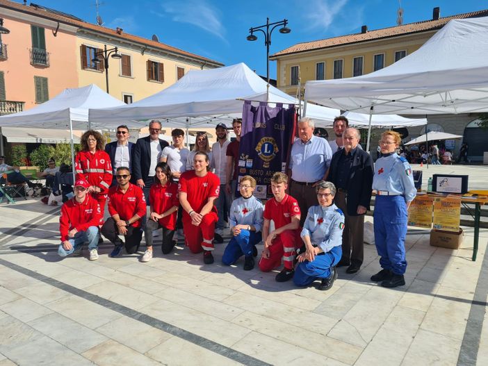 FOTO. Il Lions Club di Busto Arsizio in piazza con la Croce Rossa