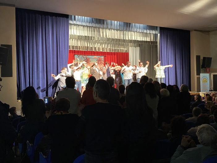 VIDEO E FOTO. «Ognuno ha qualcosa da dare e da ricevere». Gioveteatro sul palco per l’inclusione ed è tutto esaurito