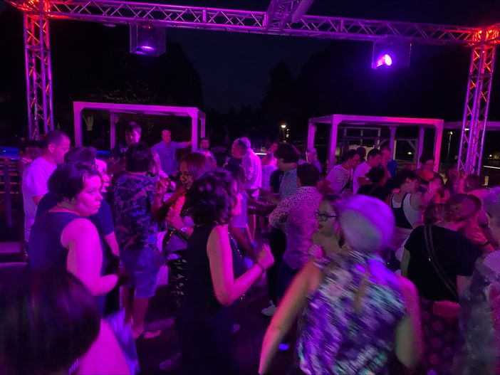 La festa delle Cuffie Colorate a ritmo della nuova sigla