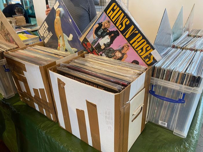 “Busto in vinile” torna nel Giardino Quadrato del Museo del Tessile