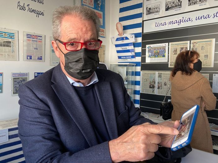 Fiorenzo Magni con il cellulare carico di ricordi dello zio Piero