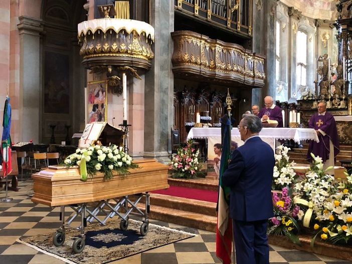 VIDEO E FOTO. L’ultimo saluto all’onorevole Caccia: «Ha rappresentato Busto con competenza e autorevolezza». Presente il ministro Giorgetti