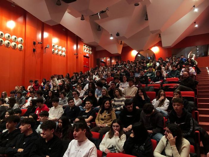 Gli studenti del liceo scientifico Tosi dialogano con Andrea Franzoso, autore di “Ero un bullo”