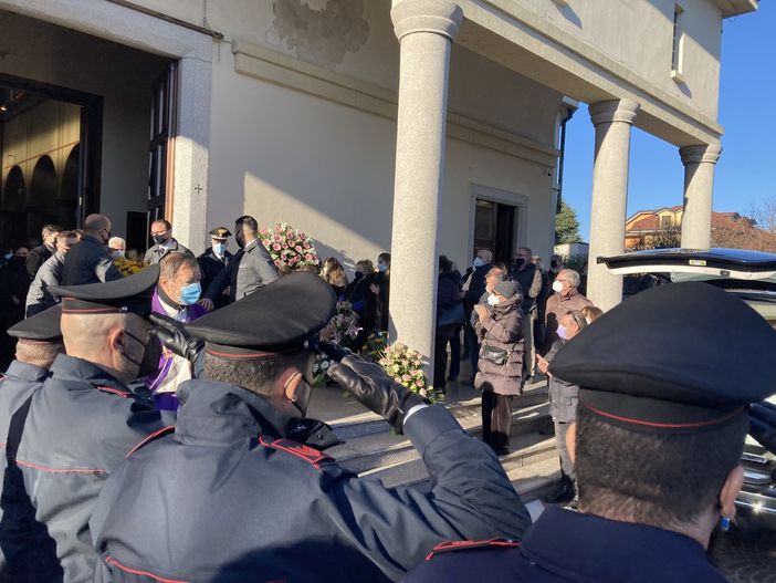 Il saluto dei carabinieri e la folla che ha voluto salutare con tutto l'affetto del mondo Elena