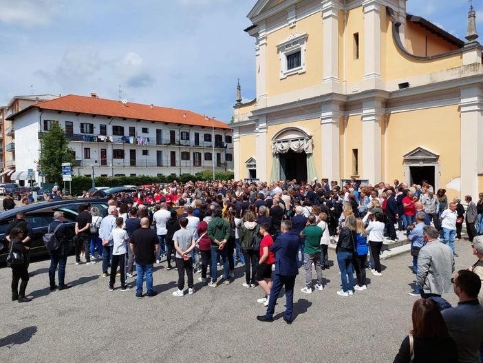 Marnate si stringe in un abbraccio commosso per l’ultimo saluto a Moreno Bertazzo