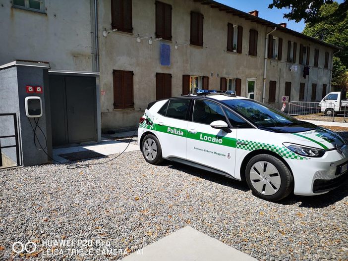 Polizia locale sull'auto elettrica. E l'energia viene dall'impianto fotovoltaico