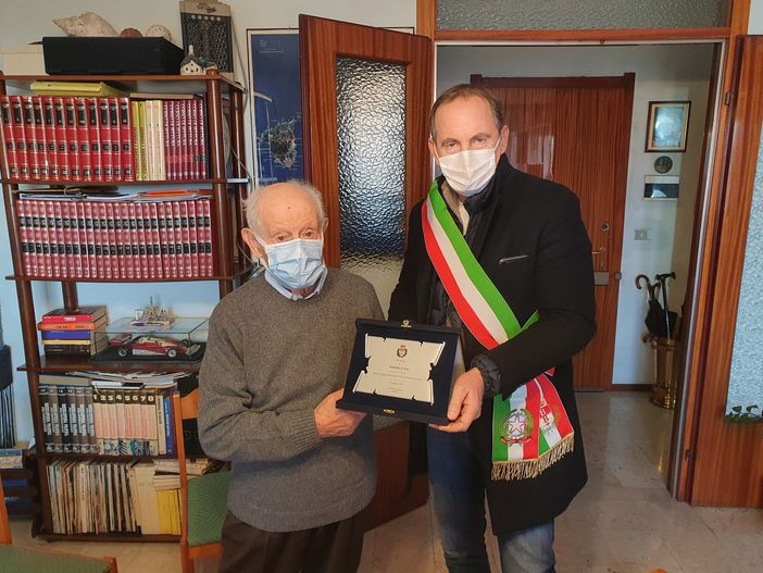 Gli auguri di Busto per i 100 anni di Antonio Caria. «Il segreto? Lavorare e non stare mai fermi» Gli auguri di Busto per i 100 anni di Antonio Caria. «Il segreto? Lavorare e non stare mai fermi»