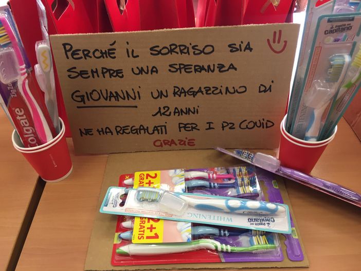 Giovanni ha voluto regalare spazzolini da denti ai malati Covid. Con questo significato (foto della pagina Facebook dell'Asst Valle Olona)