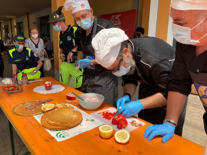 Momenti cruciali (anche nelle foto in fondo all'articolo) della sfida andata in scena al Museo del Tessile. Per soldiarietà Momenti cruciali (anche nelle foto in fondo all'articolo) della sfida andata in scena al Museo del Tessile. Per soldiarietà