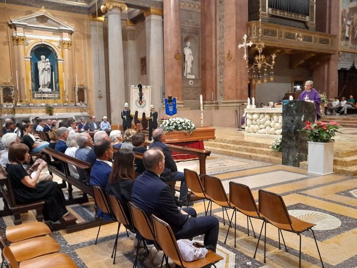 VIDEO - Politici, associazioni, professionisti, semplici cittadini: l'addio di Gallarate a Edoardo Guenzani VIDEO - Politici, associazioni, professionisti, semplici cittadini: l'addio di Gallarate a Edoardo Guenzani