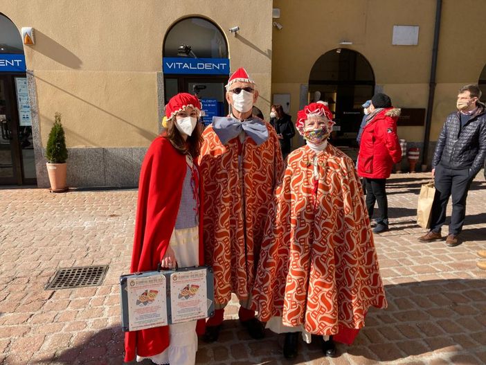 Tarlisu con la Bumbasina e la figlia Fudrèta. Nelle foto sotto la consegna delle chiavi