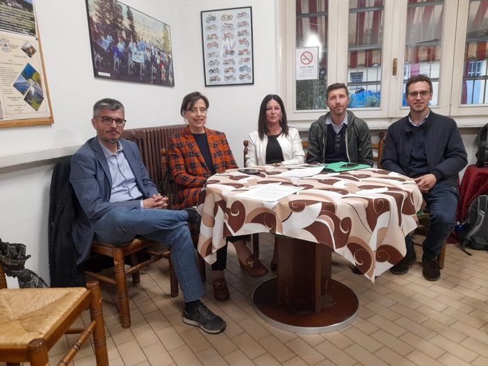 Da sinistra, Giovanni Pignataro, Margherita Silvestrini, Sonia Serati, Massimo Gnocchi e Cesare Coppe Da sinistra, Giovanni Pignataro, Margherita Silvestrini, Sonia Serati, Massimo Gnocchi e Cesare Coppe