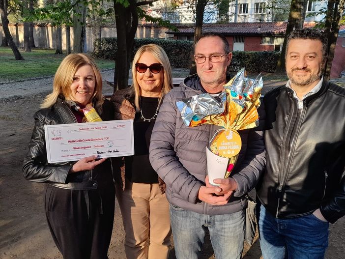 La consegna dell'offerta per suor Marcella, da Gino Valenti a Massimo Catozza