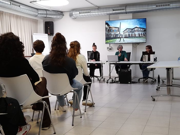 Alessandra Selmi risponde alle domande degli studenti Alessandra Selmi risponde alle domande degli studenti