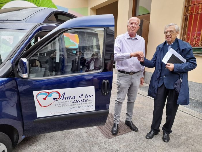 I presidenti di Auser Gallarate e "Ama il tuo cuore" alla consegna del nuovo mezzo