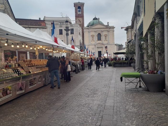 Il mercatino regionale francese di nuovo a Gallarate, ritorno subito apprezzato Il mercatino regionale francese di nuovo a Gallarate, ritorno subito apprezzato