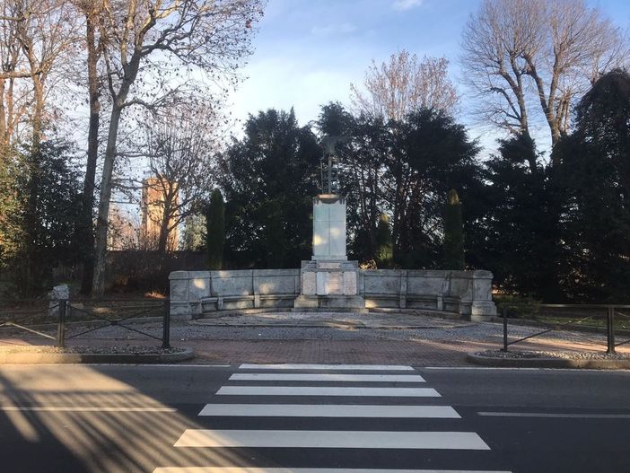 Fagnano, ampliamento del campo sportivo. Le minoranze: «Faremo le segnalazioni a Soprintendenza e vigili del fuoco. Vogliamo bloccare questo scempio»
