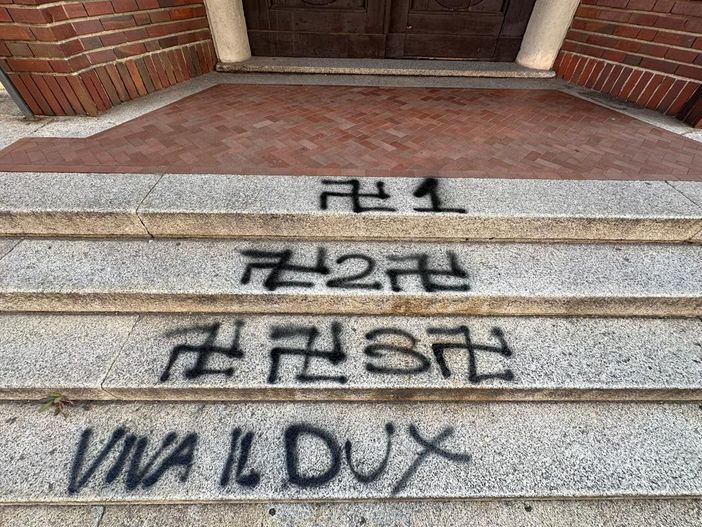 Scritte e svastiche sulle scale della scuola, già rimosse