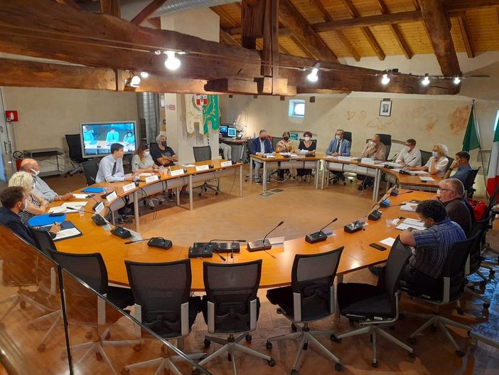 Cassano Magnago, il consiglio comunale torna a Villa Oliva. Con fatica