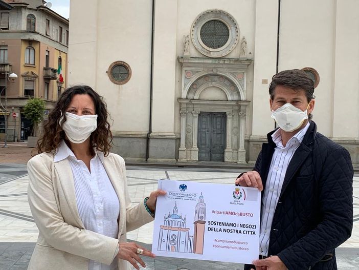 Il vicesindaco Maffioli e il presidente di Ascom Collini nella campagna sui prodotti bustocchi