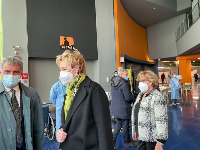 Letizia Moratti visita l'hub vaccinale di Cerro Letizia Moratti visita l'hub vaccinale di Cerro