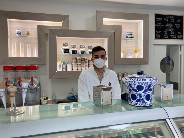 Riccardo Fedele al bancone della sua gelateria di Marnate Riccardo Fedele al bancone della sua gelateria di Marnate