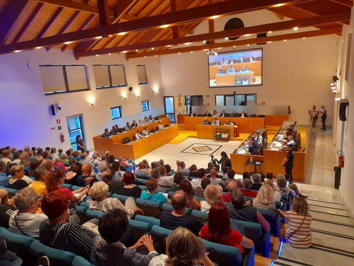 Salute e territorio, fiamme in Consiglio comunale, a Gallarate Salute e territorio, fiamme in Consiglio comunale, a Gallarate