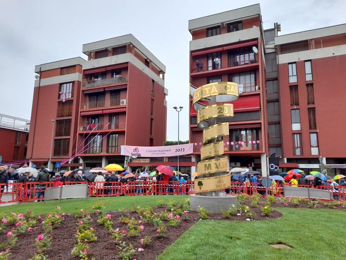 La riproduzione monumentale del trofeo "Senza Fine" resterà a Cassano, a testimonianza di una giornata storica La riproduzione monumentale del trofeo "Senza Fine" resterà a Cassano, a testimonianza di una giornata storica