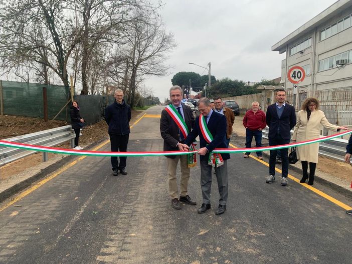 Il taglio del nastro in via Madonna in Campagna Il taglio del nastro in via Madonna in Campagna