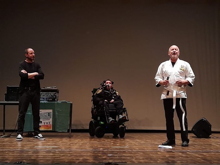 L'esperto in arti marziali da Karate Brianza sostiene il colloquio di lavoro con Toro Seduto L'esperto in arti marziali da Karate Brianza sostiene il colloquio di lavoro con Toro Seduto