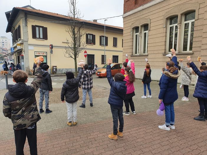 La protesta fuori dalla scuola Manzoni a Busto La protesta fuori dalla scuola Manzoni a Busto