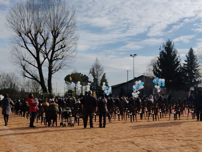 Una folla silenziosa, tanti palloncini e un messaggio commovente: «Oggi lassù brilla una stella in più, addio piccolo Daniele»
