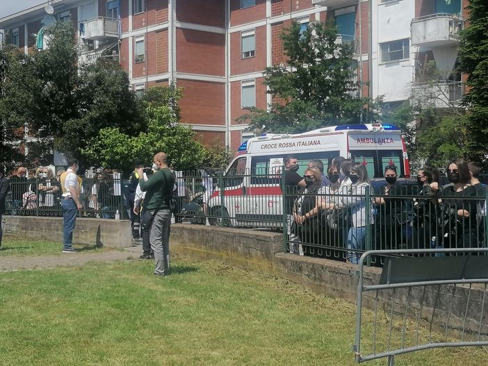 Commozione ai funerali di Silvia e Alessandro, una familiare colta da malore Commozione ai funerali di Silvia e Alessandro, una familiare colta da malore