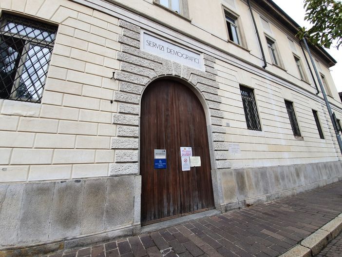 L'ingresso dei Servizi demografici in via Fratelli d'Italia