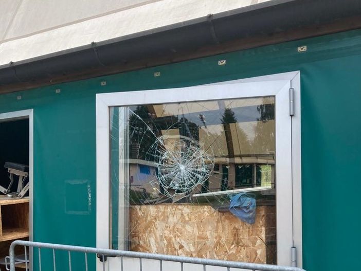 FOTO. Teloni squarciati e finestre in frantumi al Centro San Carlo di Marnate FOTO. Teloni squarciati e finestre in frantumi al Centro San Carlo di Marnate