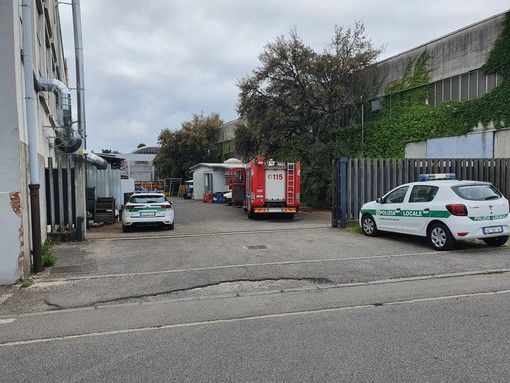 L'intervento dei soccorsi, vano, nella ditta in cui si è verificato l'incidente mortale